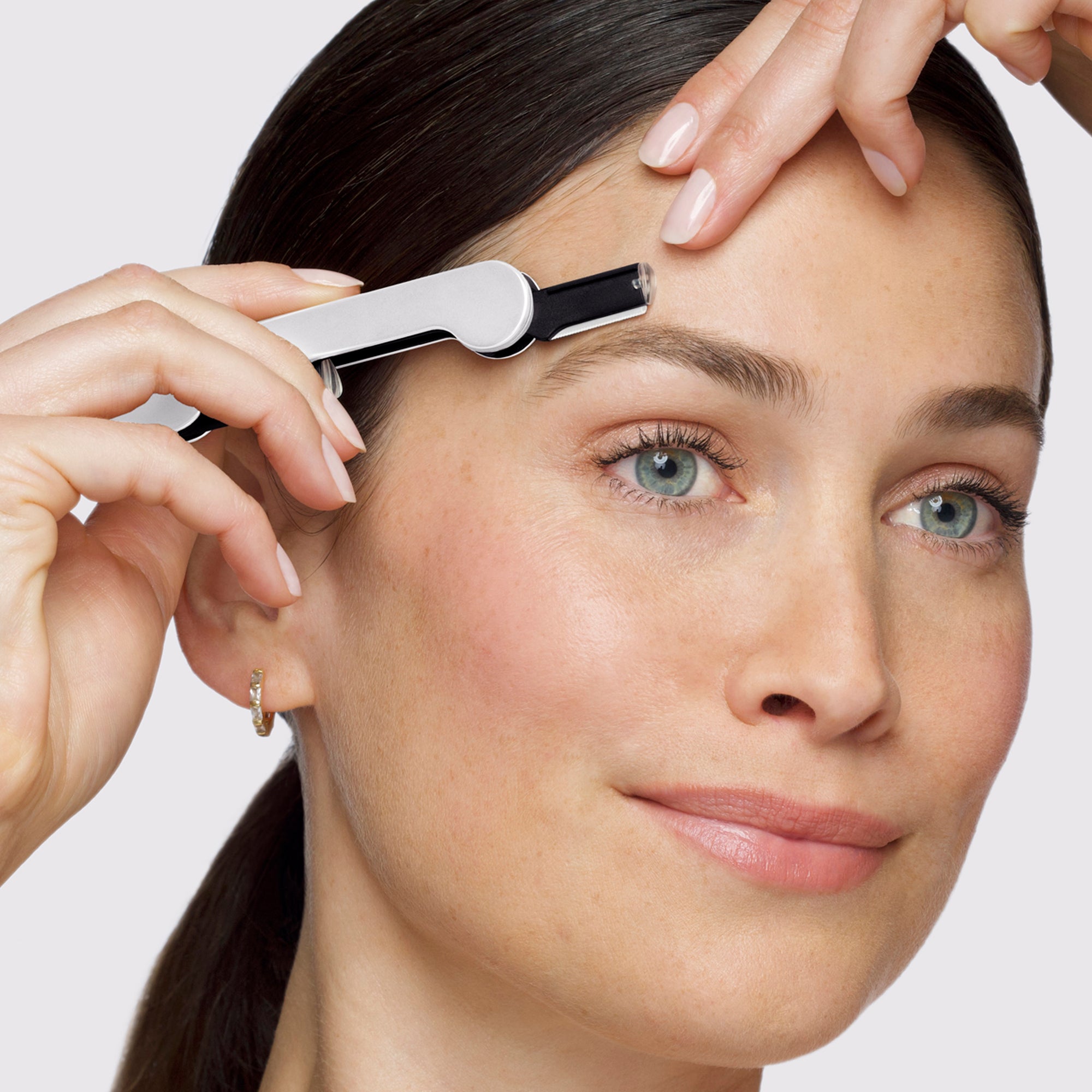 Model using Brow &amp; Facial Grooming Set's Adjustable Facial Razor